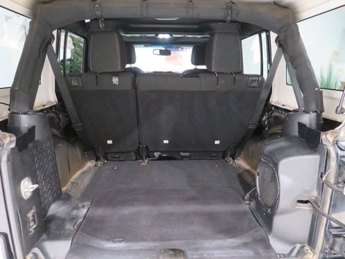 Used 2014 Jeep Wrangler Unlimited Sahara image 13