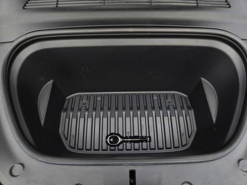 Used 2022 Tesla Model Y Long Range image 25