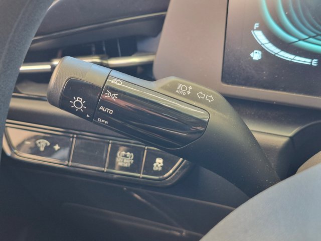 Used 2025 Kia Niro LX FWD image 11