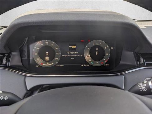 Used 2025 Land Rover Range Rover Evoque Dynamic SE image 11