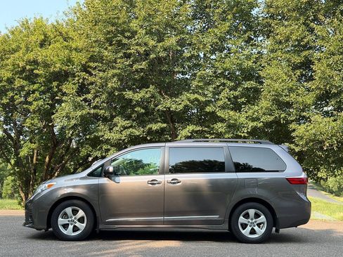 Used 2020 Toyota Sienna LE FWD image 2