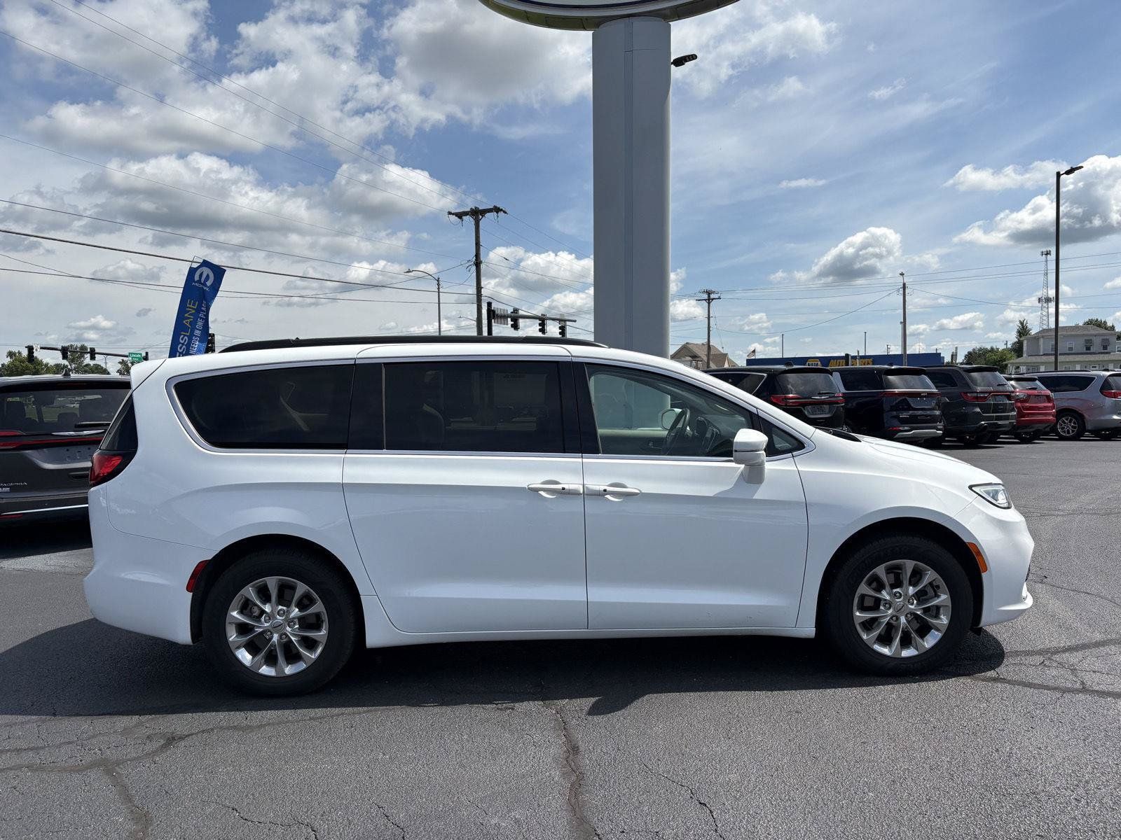 Used 2022 Chrysler Pacifica Touring-L AWD/4WD image 22