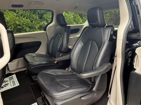 Used 2024 Chrysler Pacifica Limited FWD image 15