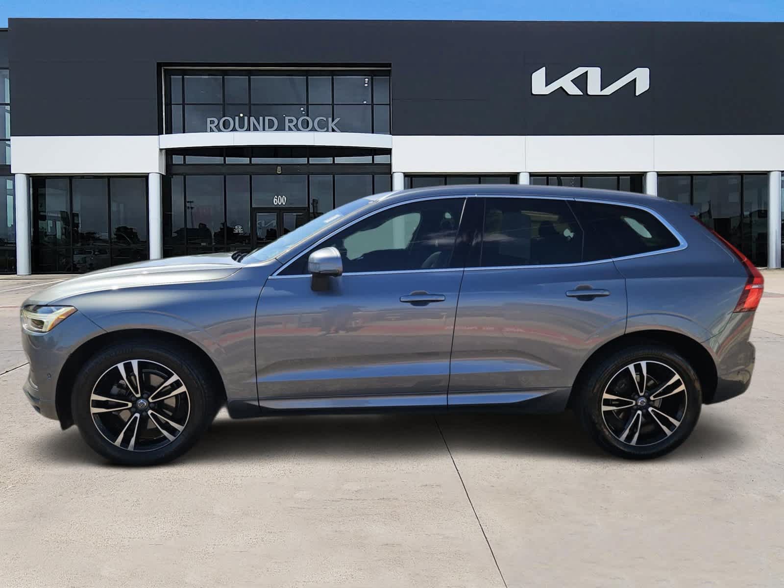 Used 2018 Volvo XC60 T5 Momentum w/ Vision Package AWD/4WD image 4