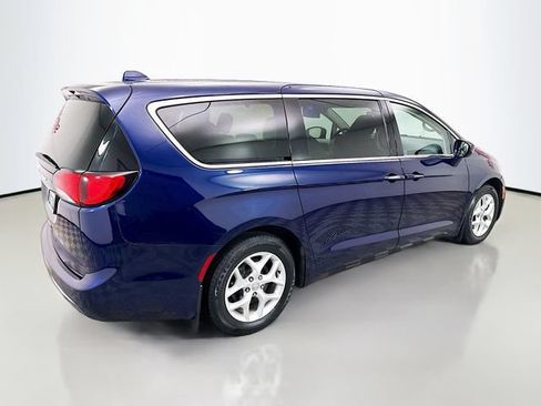 Used 2018 Chrysler Pacifica Touring Plus w/ Tire & Wheel Group FWD image 7
