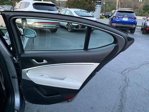 Used 2025 Genesis G70 2.5T image 36