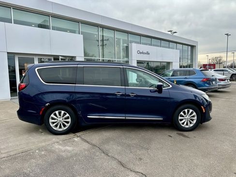 Used 2017 Chrysler Pacifica Touring-L image 8