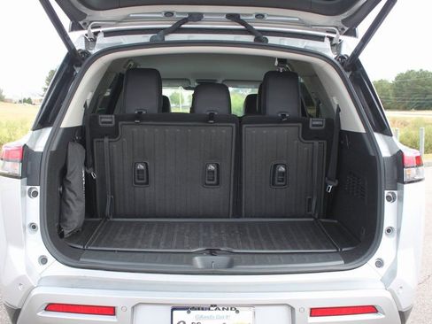 Used 2023 Nissan Pathfinder SL w/ Lighting Package (N92) image 24