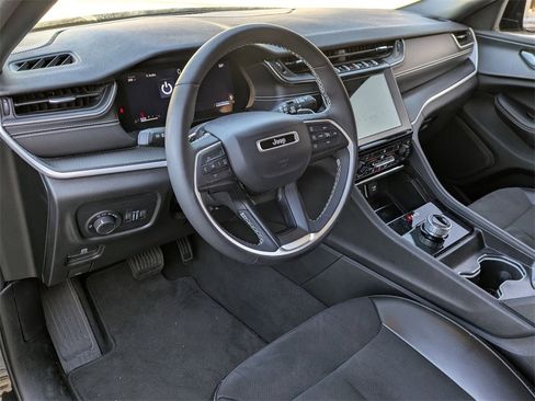 Used 2024 Jeep Grand Cherokee Altitude image 14