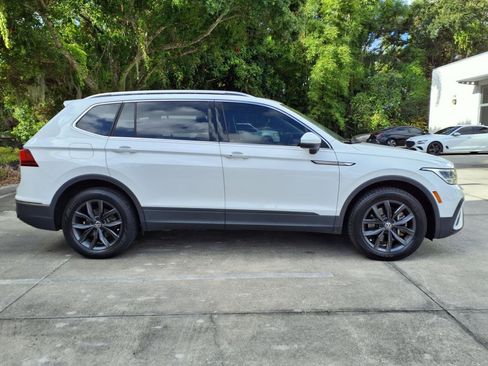 Used 2022 Volkswagen Tiguan SE w/ Panoramic Sunroof Package image 8