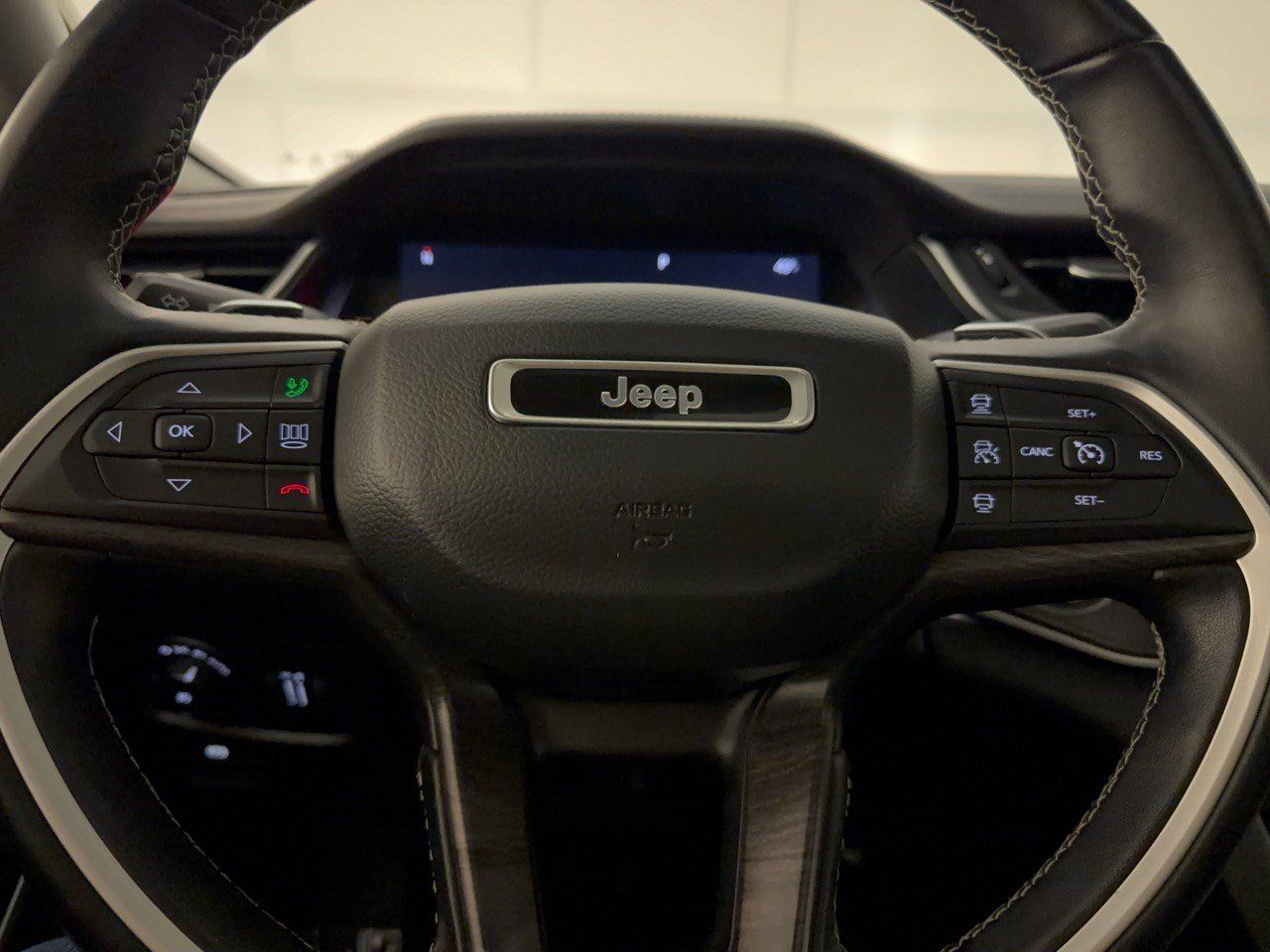Used 2022 Jeep Grand Cherokee L Limited AWD/4WD image 10