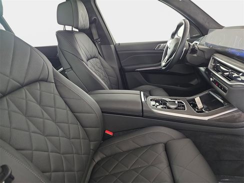 Certified 2024 BMW X7 xDrive40i w/ Premium Package image 9