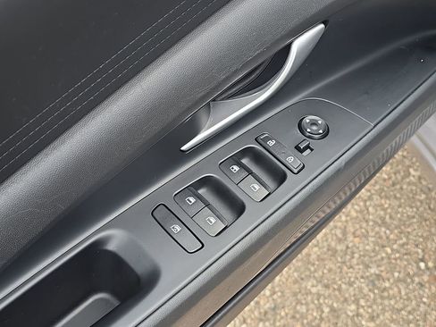 Used 2023 Hyundai Elantra SE w/ Winter Weather Package image 24