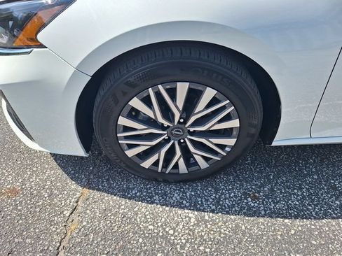 Used 2025 Nissan Altima 2.5 SV FWD image 10