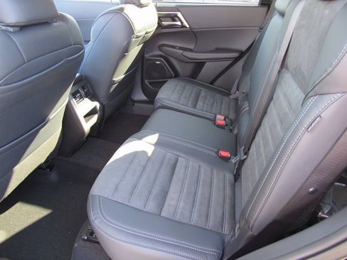 New 2025 Mitsubishi Outlander SE image 8