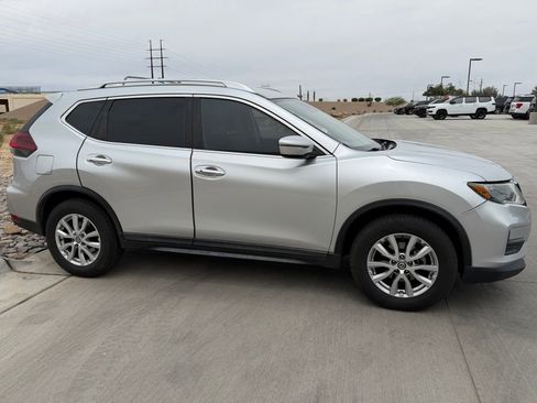 Used 2019 Nissan Rogue SV FWD image 3