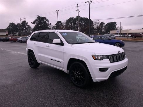 Used 2020 Jeep Grand Cherokee Altitude image 2