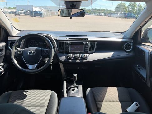 Used 2018 Toyota RAV4 LE FWD image 12