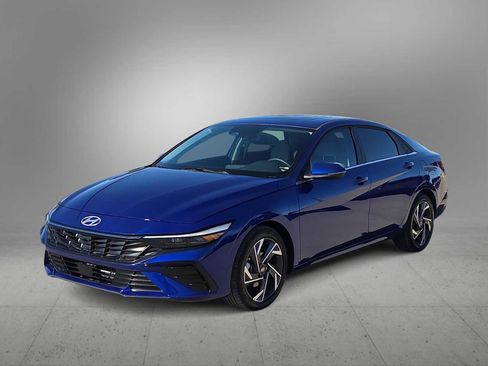 Used 2025 Hyundai Elantra Limited image 4