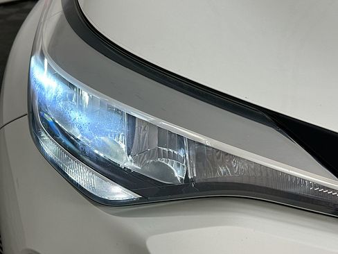 Used 2021 Toyota C-HR XLE image 9