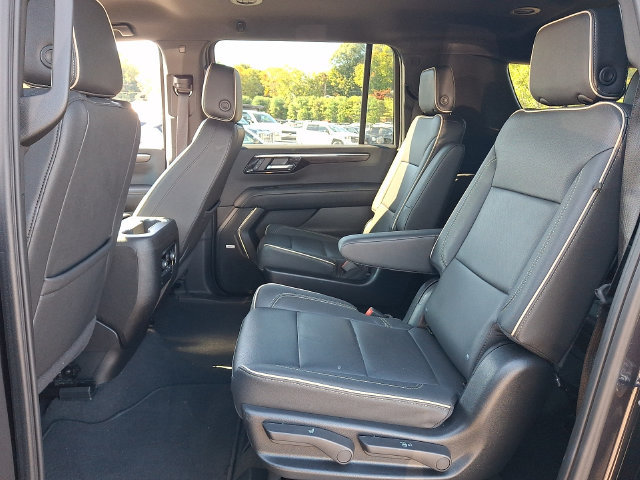 Used 2025 Chevrolet Suburban Premier AWD/4WD image 17