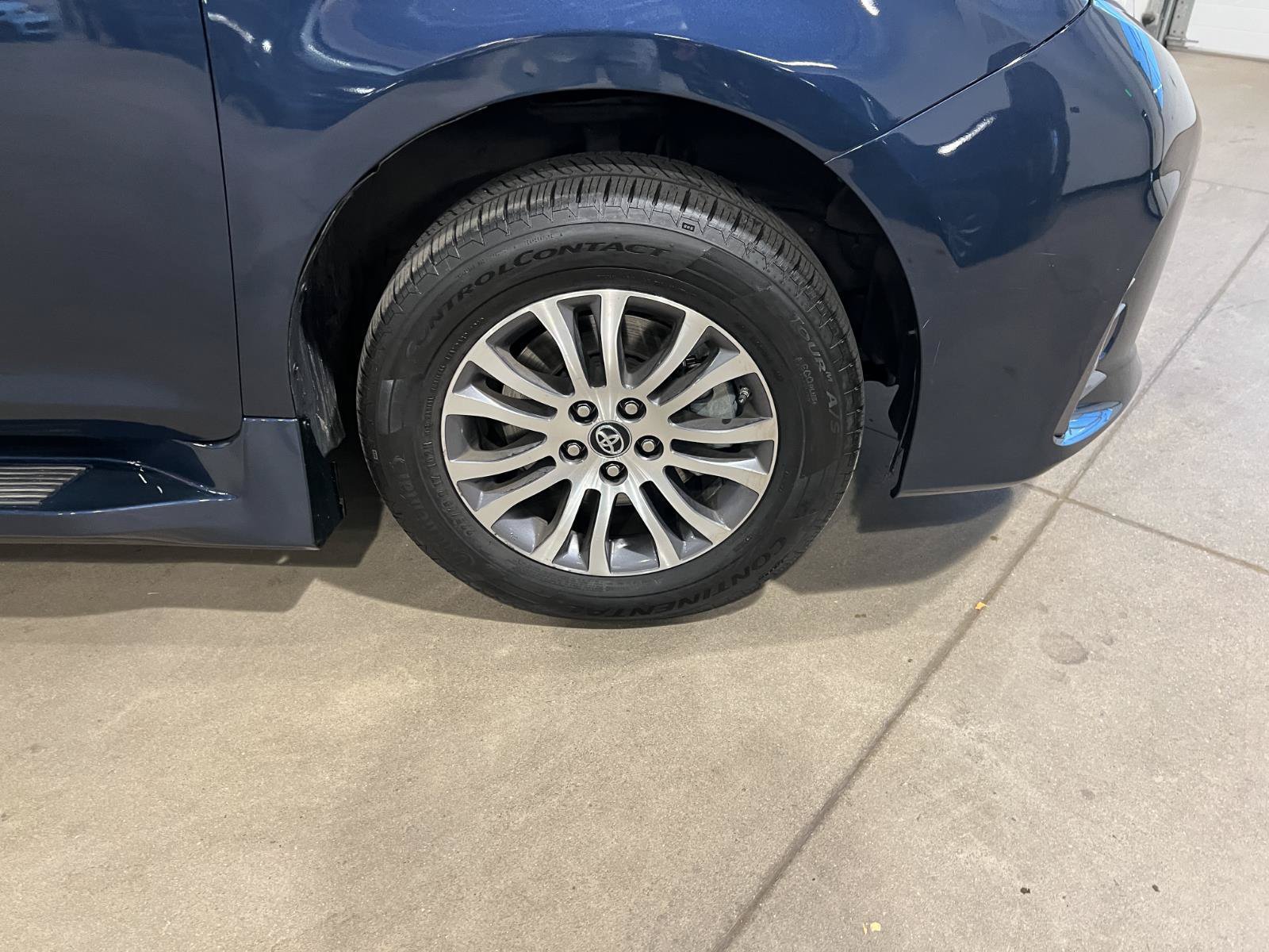 Used 2018 Toyota Sienna XLE w/ XLE Navigation Package FWD image 42