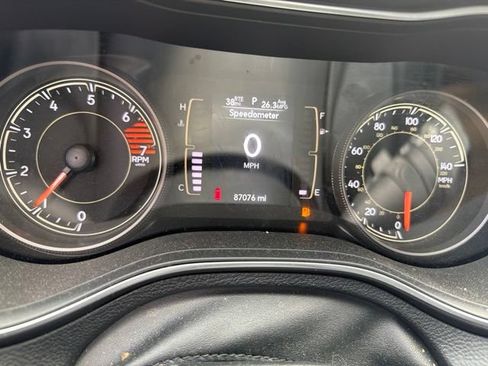 Used 2021 Jeep Cherokee Latitude Plus AWD/4WD image 5