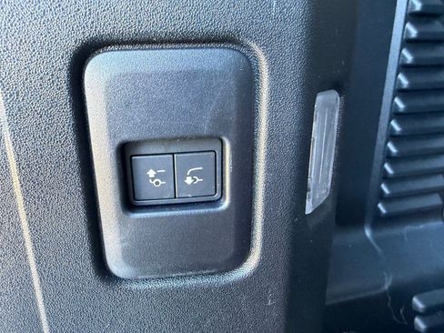 Used 2025 Land Rover Defender 90 S image 25