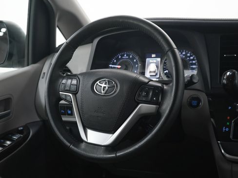 Used 2017 Toyota Sienna XLE w/ XLE Navigation Package AWD/4WD image 15