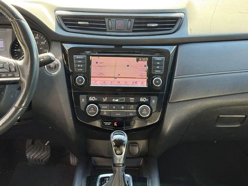 Used 2018 Nissan Rogue SV w/ Premium Package FWD image 13