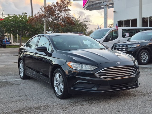 Used 2018 Ford Fusion SE w/ Fusion SE Technology Package FWD image 3
