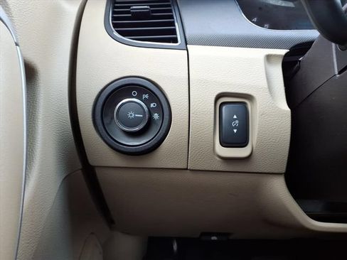 Used 2018 Ford Taurus SE FWD image 19