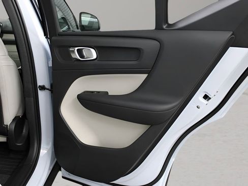 New 2026 Volvo XC40 B5 Plus w/ Protection Package Premier AWD/4WD image 15