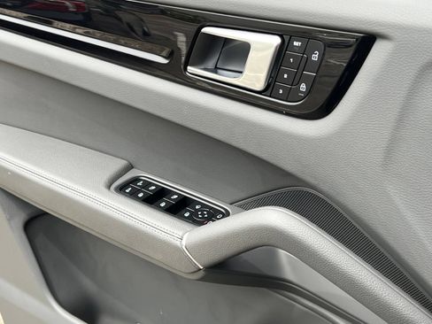 Certified 2023 Porsche Cayenne AWD/4WD image 38
