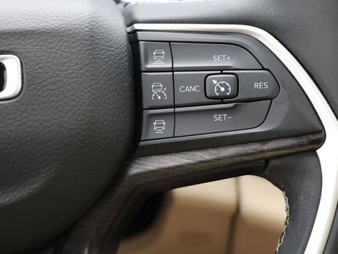 Used 2023 Jeep Grand Cherokee L Limited AWD/4WD image 21