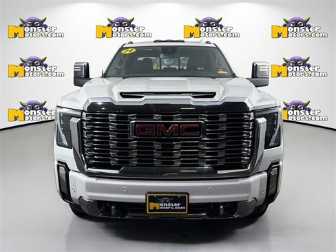 Used 2024 GMC Sierra 3500 Denali image 2