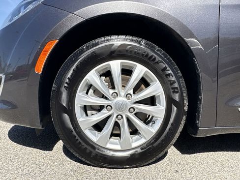 Used 2019 Chrysler Pacifica Touring-L image 20