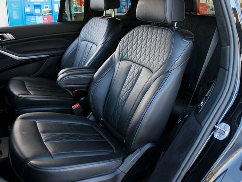 Used 2022 BMW X7 xDrive40i w/ M Sport Package AWD/4WD image 18