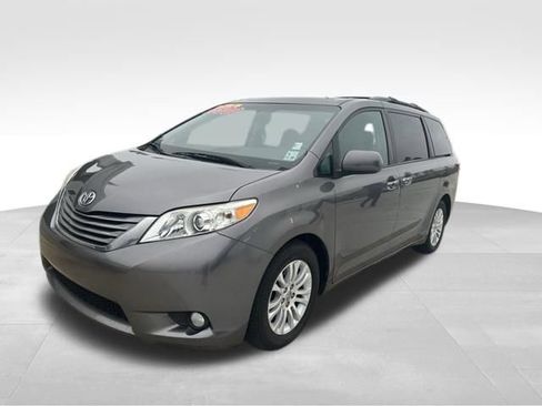 Used 2016 Toyota Sienna XLE w/ XLE Navigation Package image 4