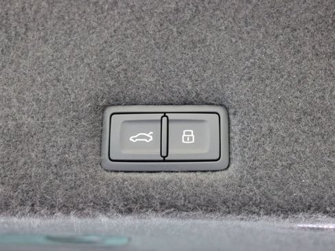 Used 2025 Lamborghini Urus SE AWD/4WD image 30