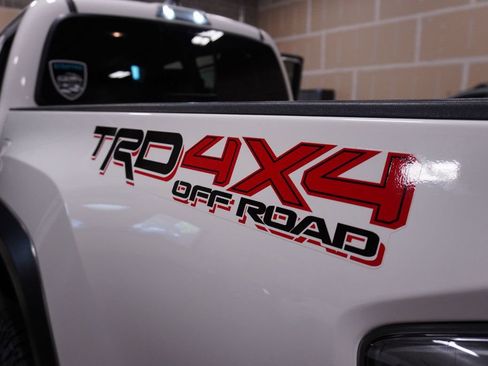 Used 2021 Toyota Tacoma TRD Off-Road w/ Technology Package AWD/4WD image 15