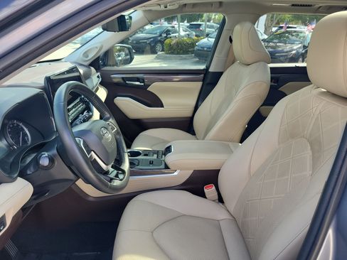 Used 2022 Toyota Highlander Platinum FWD image 24