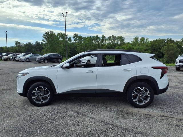 Used 2025 Chevrolet Trax LT FWD image 11