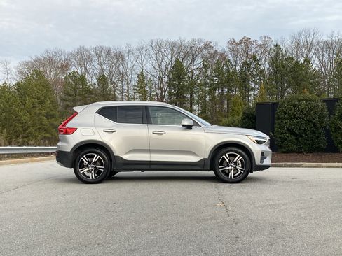 Used 2025 Volvo XC40 B5 Core image 5