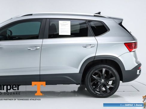 Used 2023 Volkswagen Taos SE w/ Panoramic Sunroof Package FWD image 4
