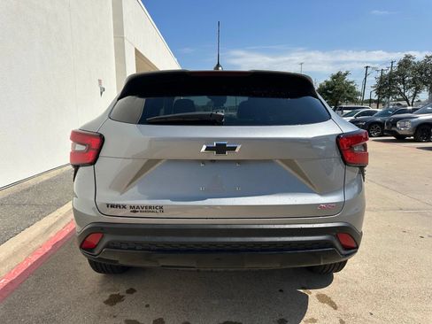 Used 2024 Chevrolet Trax RS w/ Sunroof Package FWD image 7