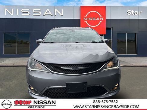 Used 2018 Chrysler Pacifica Touring-L image 7