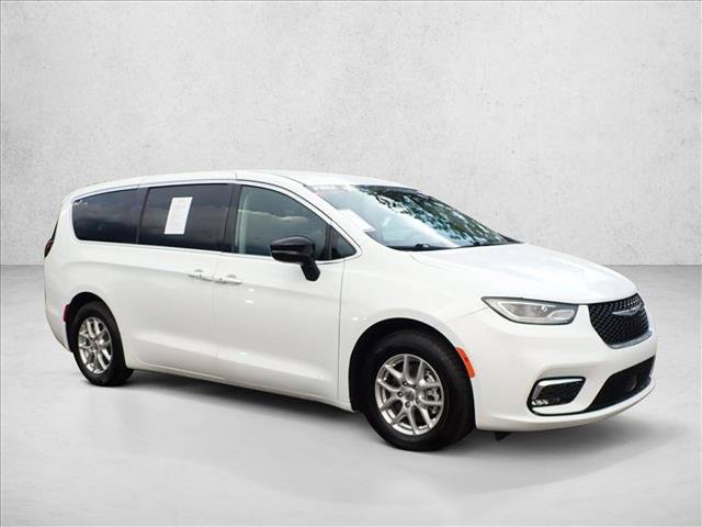 Used 2024 Chrysler Pacifica Touring-L FWD image 6