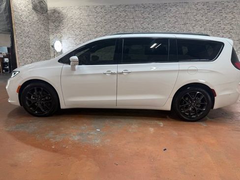Used 2022 Chrysler Pacifica Limited w/ Uconnect Theater Family Group FWD image 4