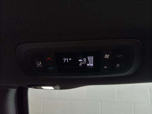 Used 2025 Chrysler Pacifica Limited FWD image 13
